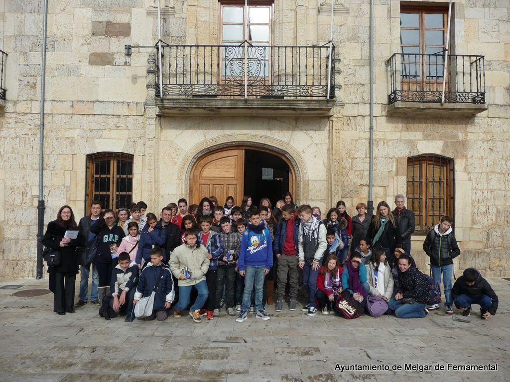 Alumnos internacionales de secundaria visitan el Museo Etnográfico y el Ayuntamiento